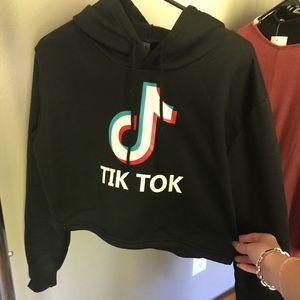 Black cropped tik tok hoodie